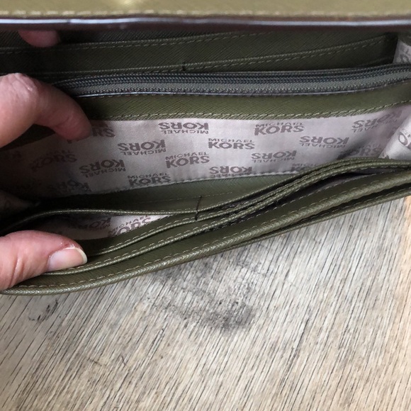 Beautiful Michael Kors Green Crossbody - Picture 6 of 12